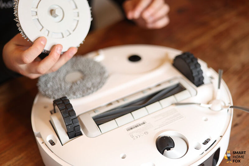 Ein Wischpad des Dreame L10s Ultra wird abgesteckt.